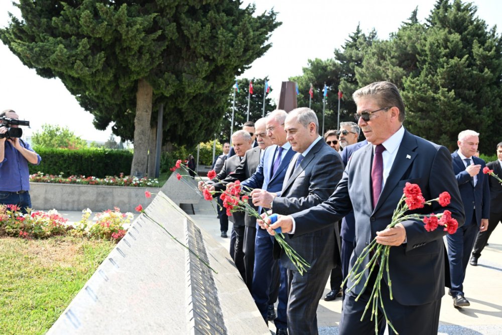 Turkiyenin Edalet ve Inkisaf Partiyasinin numayende heyeti Fexri xiyabani ve Sehidler xiyabanini ziyaret edib