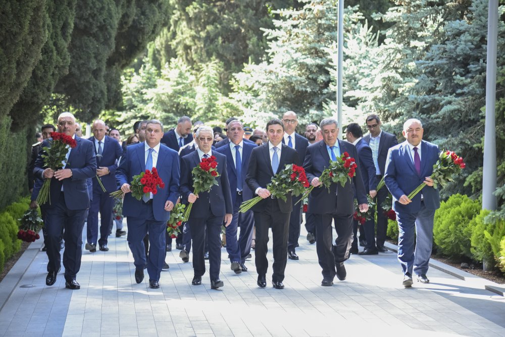 AZAL kollektivi Fexri xiyabani ziyaret edib