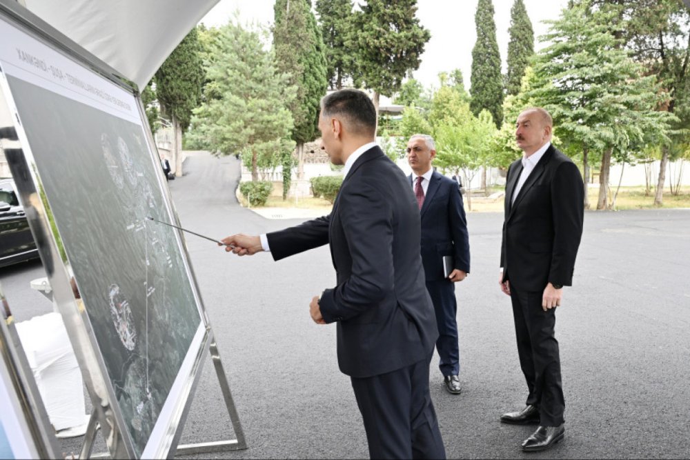 Prezident Ilham Eliyev Xankendi-Susa kanat yolunun insasi ucun secilmis eraziye baxib