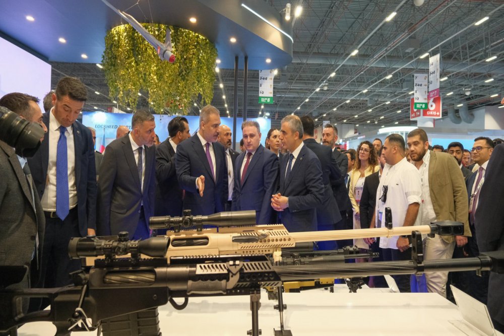 Hakan Fidan ve Selcuk Bayraktar “IDEF 2025” sergisinde “Azersilah”in stendini ziyaret edibler