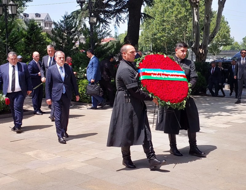 Ceyhun Bayramov Tbiliside Ulu Onder Heyder Eliyevin abidesini ziyaret edib