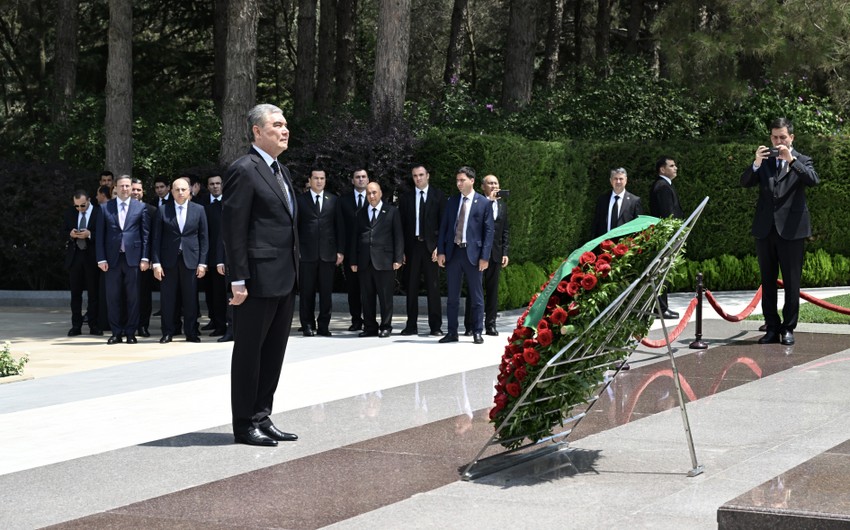 Qurbanqulu Berdimehemmedov Fexri xiyabanda Ulu Onder Heyder Eliyevin mezarini ziyaret edib