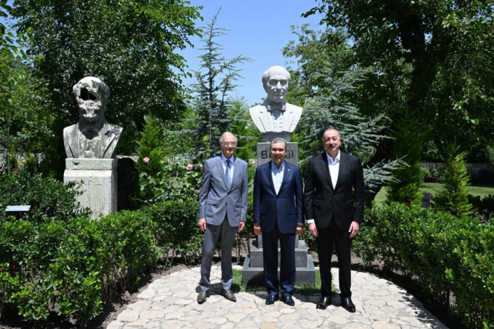 Prezident ve Qurbanqulu Berdimehemmedov Susada Bulbulun ev-muzeyinde olublar