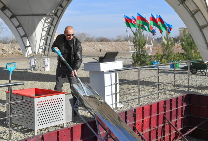 Ilham Eliyev Kelbecer seherinde 3-cu yasayis kompleksinin temelini qoyub