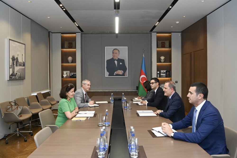 Ceyhun Bayramov missiyasi basa catan Fransa sefirini qebul edib