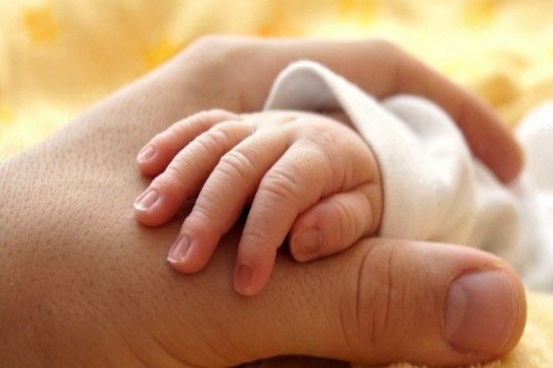 18 yasina catmayan qadinlar terefinden dunyaya getirilen usaqlarin sayi azalib