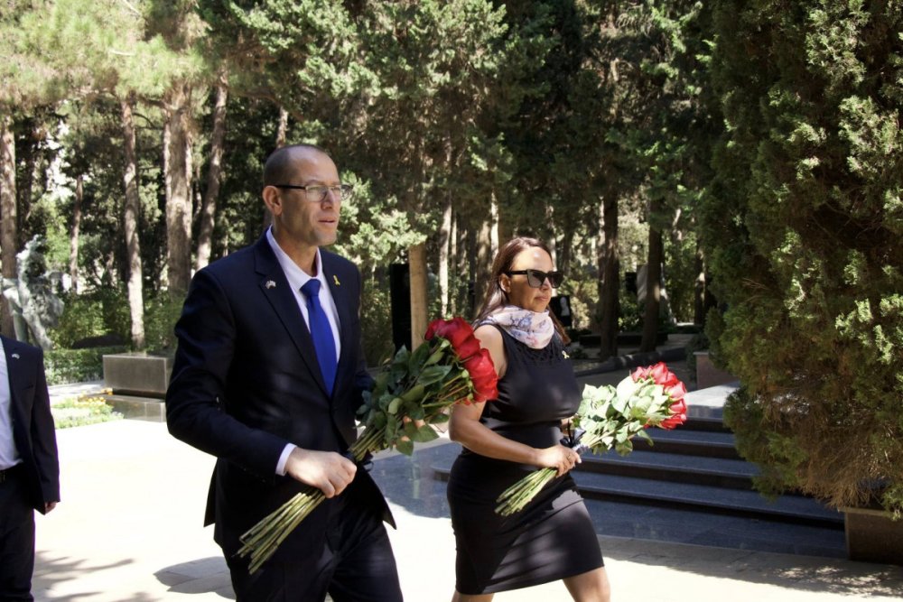 Israilin Azerbaycandaki yeni sefiri Fexri ve Sehidler xiyabanlarini ziyaret edib