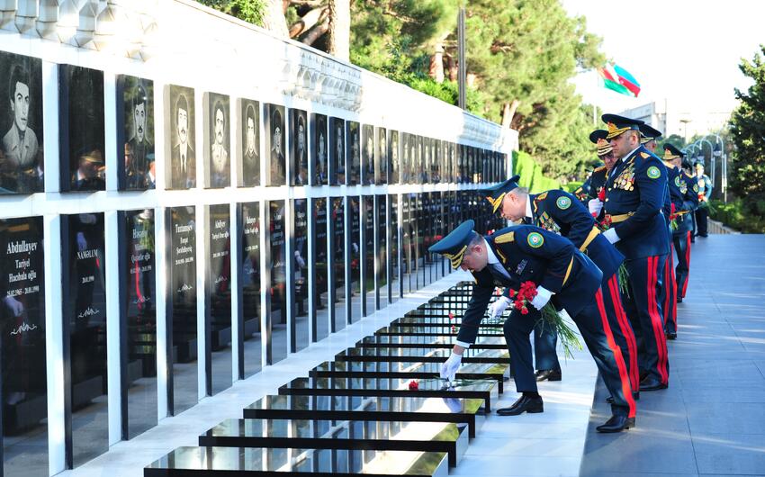 DSX rehberliyi Fexri xiyabani ve Sehidler xiyabanini ziyaret etdi