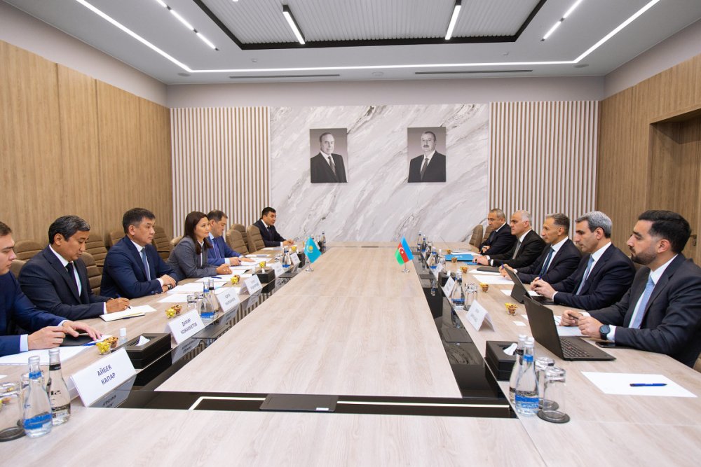 Azerbaycan Qazaxistanla neqliyyat sahesinde emekdasligi muzakire edib