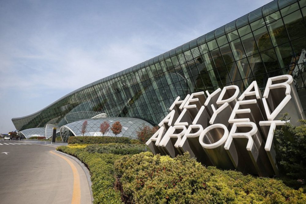 Baki aeroportunda heyecanli anlar - Resmi aciqlama verildi