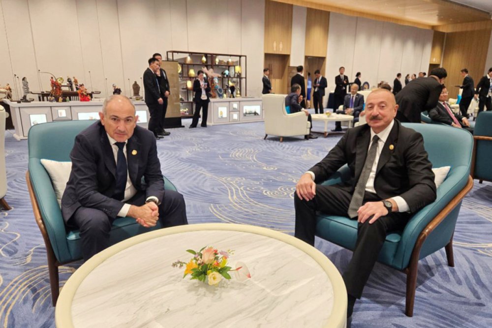 Prezident Ilham Eliyev Nikol Pasinyanla gorusub