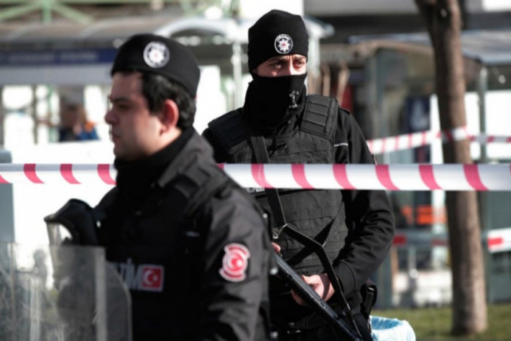 Izmirde polis bolmesine silahli hucum olub, olenler var