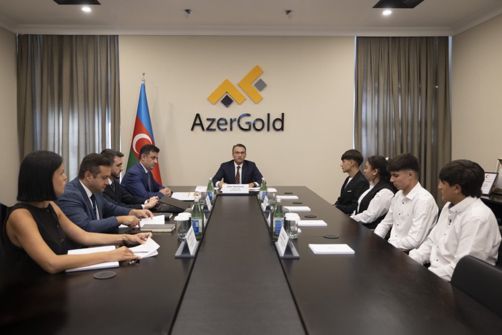 Zakir Ibrahimov “Geleceyin medencisi” tehsil layihesinin telebe adini qazanmis istirakcilari ile gorusub