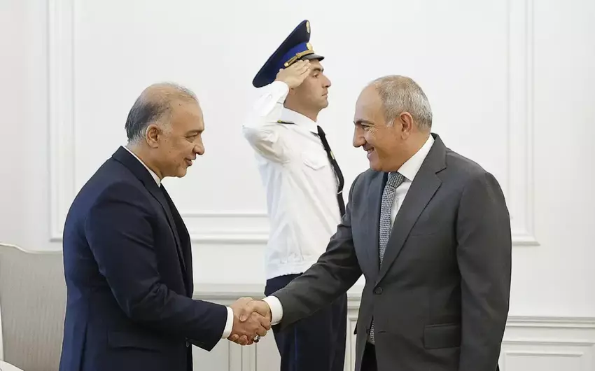 Pasinyan: Ermenistan-Iran emekdasligi yeni seviyyeye yukselib