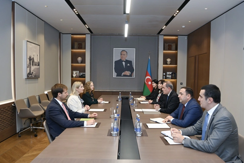 Ceyhun Bayramov ABS resmisi ile beynelxalq tehlukesizliyi muzakire edib