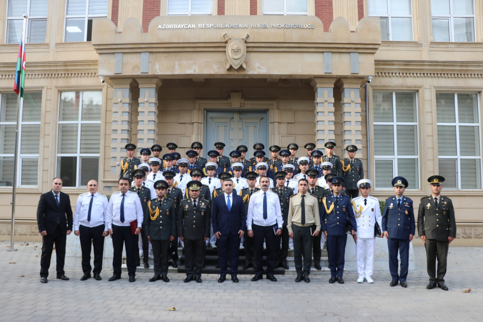 Herbi prokuror Heyder Eliyev adina Herbi Institutun kursantlari ile gorusub