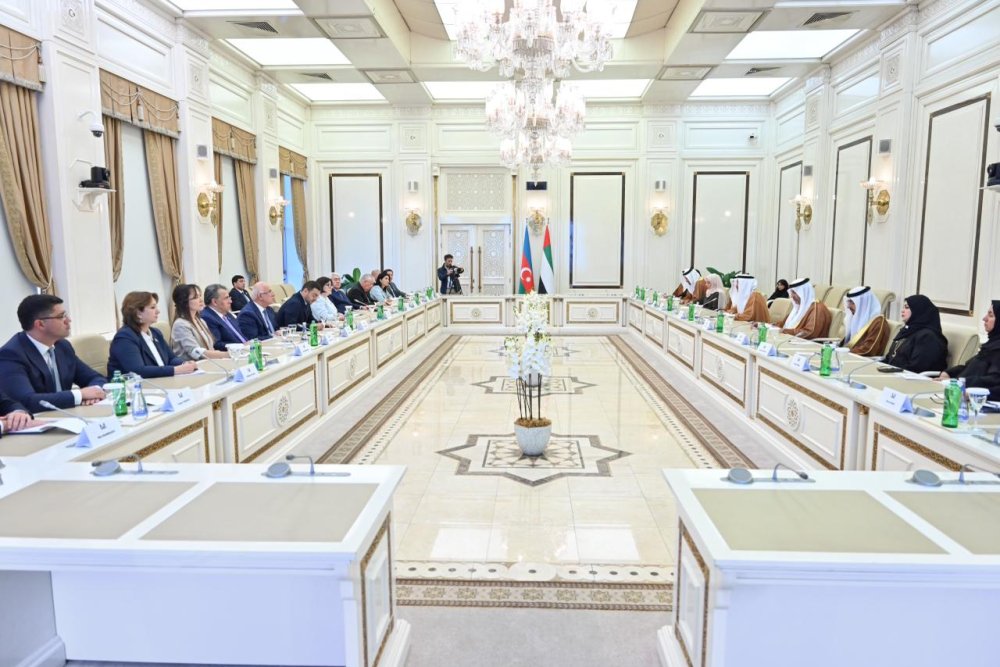 Azerbaycan-BEE parlamentlerarasi elaqelerin genislendirilmesini muzakire edib