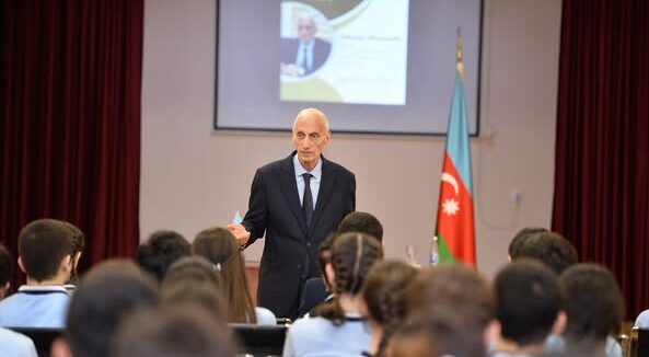 “Bu mekteb meni usaqligima geri qaytardi”- professor Cahangir Memmedli
