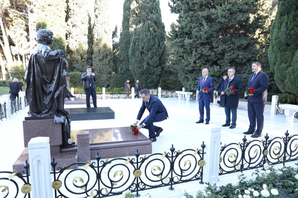 Ukraynanin sehiyye naziri Fexri Xiyabani, Sehidler Xiyabani ve Zefer Parkini ziyaret edib