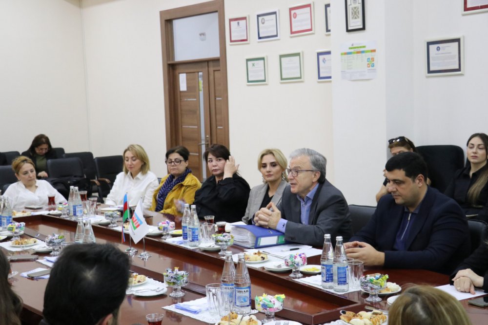 Qerbi Kaspi Universiteti jurnalistler ucun mediatur teskil edib - FOTO
