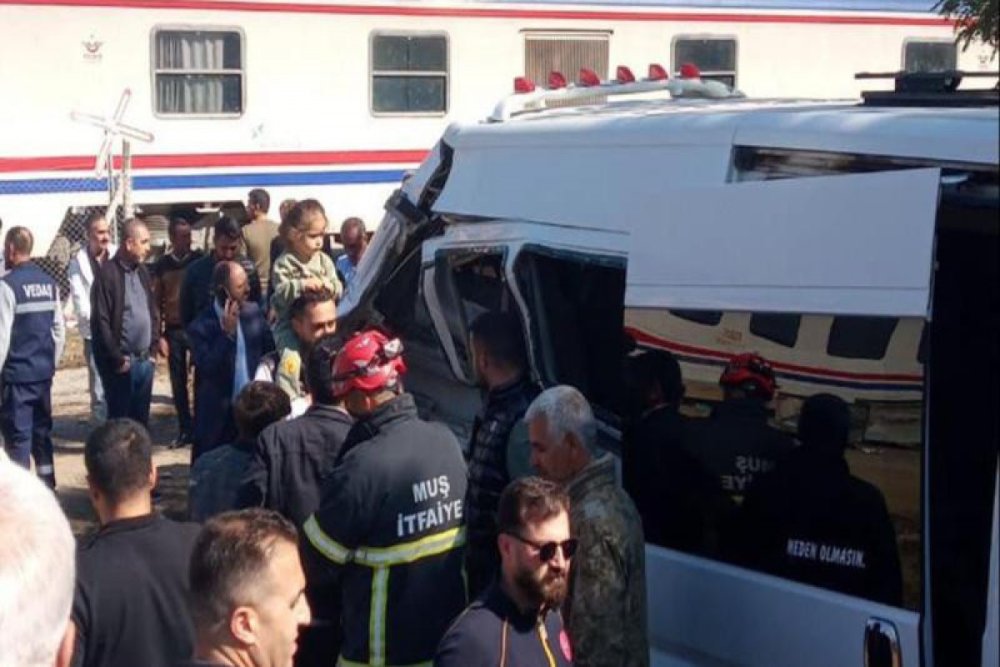 Turkiyede mikroavtobus qatarla toqqusub, 17 sagird yaralanib
