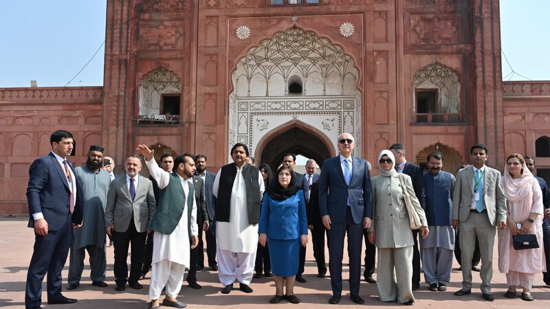 Azerbaycan ve Turkiye parlament sedrleri Lahora sefer edibler