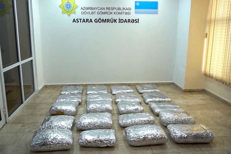 "Cay" yukunun icerisinde 105 kiloqramdan artiq narkotik askarlandi