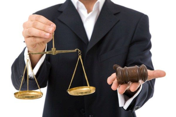 Hakimler, dovlet qulluqculari ve huquq elmleri doktorlarinin vekilliye qebuluna dair yeni prosedur mueyyenlesir
