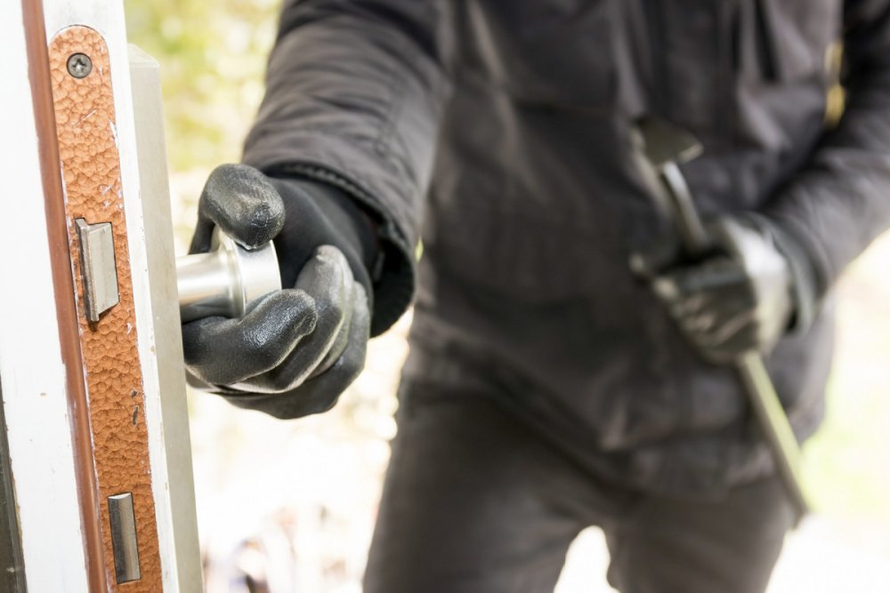 Bakida magazadan 30 min manatliq ogurluq olub