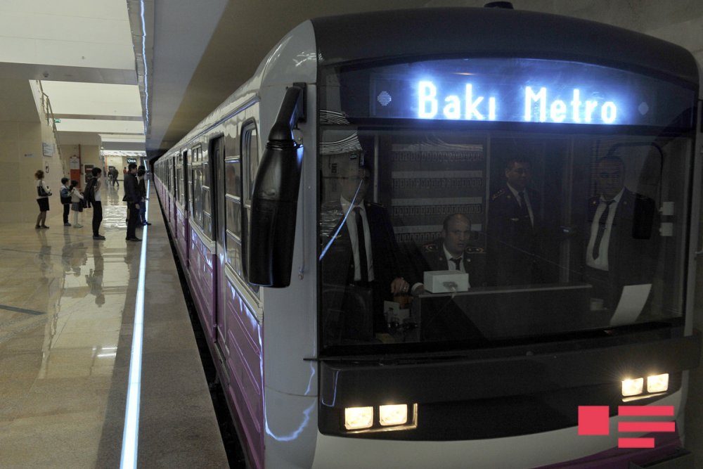 Metronun "Cefer Cabbarli" stansiyasinda tustuleme bas verib