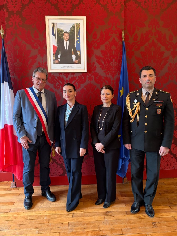 Azerbaycanin Fransadaki sefiri Kolombe-le-Do-Eqliz seherinin meri ile gorusub