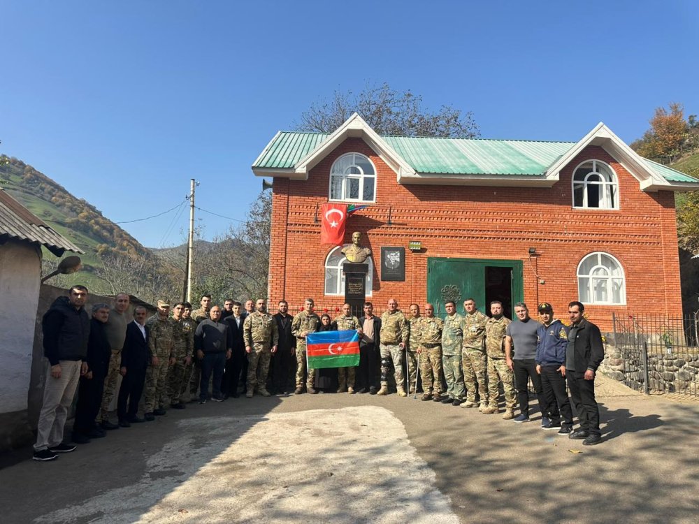 XTQ-qazileri Milli Qehreman Penceli Teymurovun anasini ziyaret etdiler