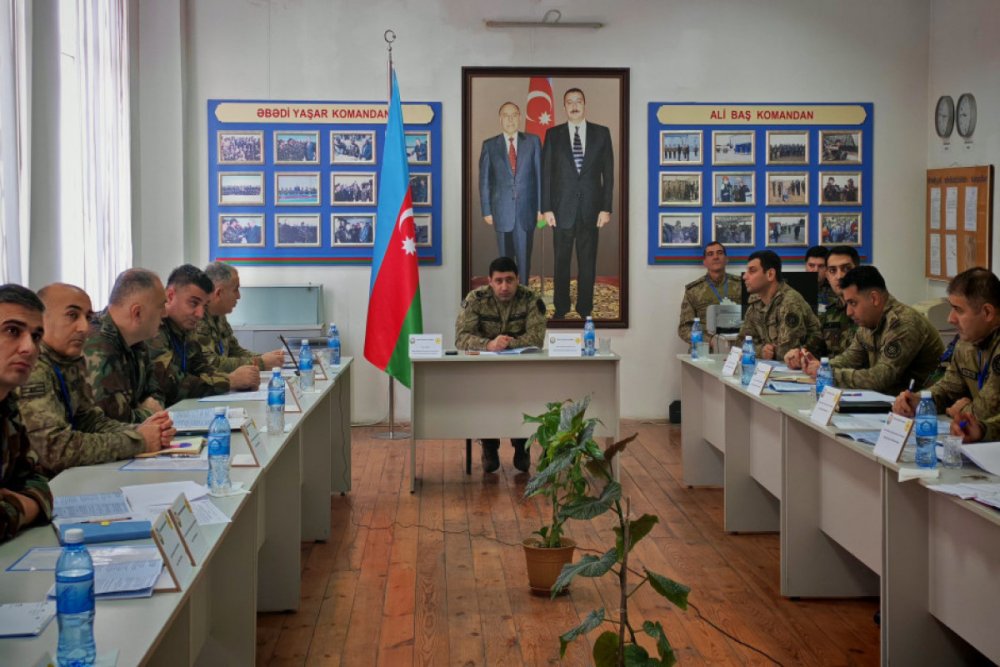 Mulki mudafie qosunlarinin herbi hisseleri ile birge qerargah mesqi kecirilib