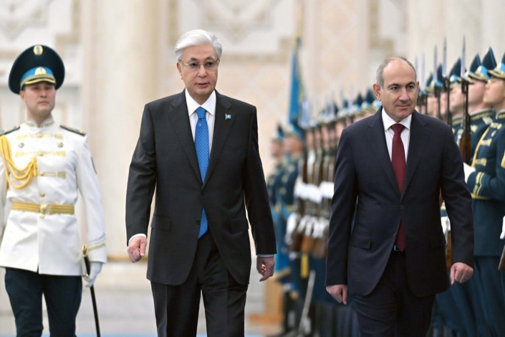 Tokayev Astanada Pasinyanla gorusub