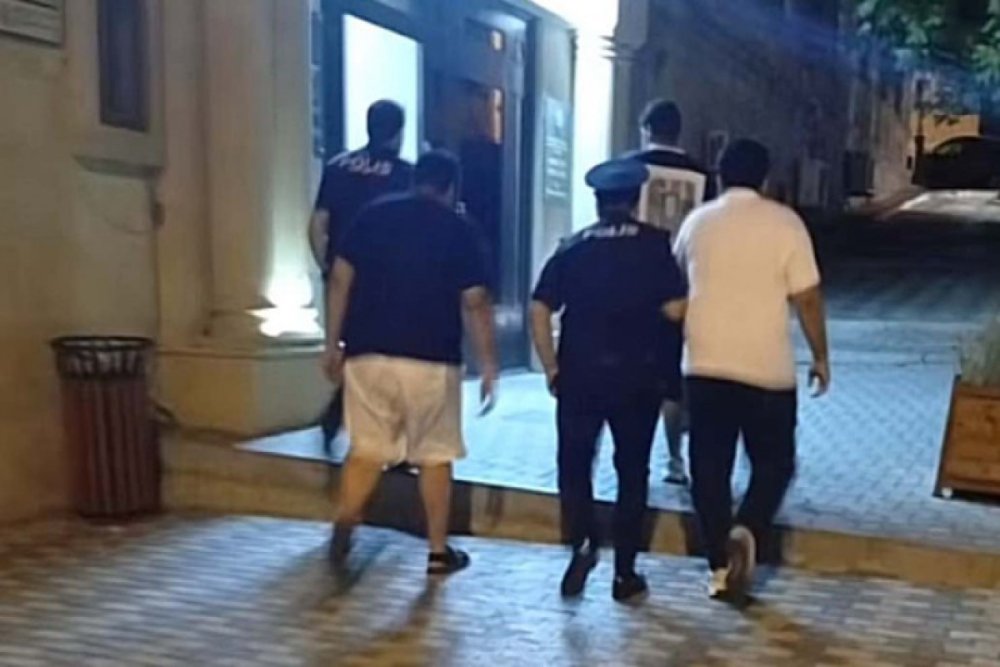 Sehidler xiyabaninda qeyri-etik videolar ceken ecnebilerin mehkemesi baslayir