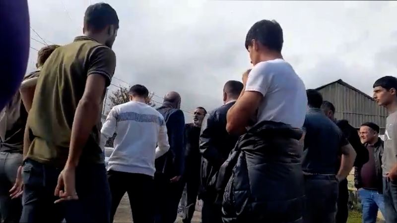 Belediyye sedrinden kend ehalisine hormetsizlik: "Sizi gotuzdurerem..." MUBAHISE DUSDU -&nbsp;VIDEO