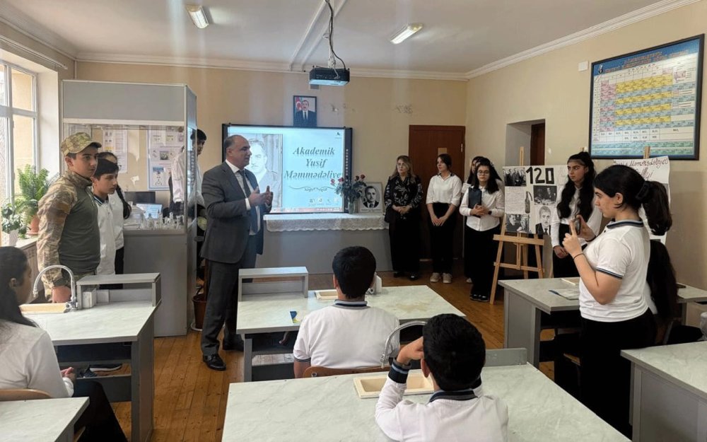 Paytaxt mekteblerinde akademikin yubileyi qeyd olunub