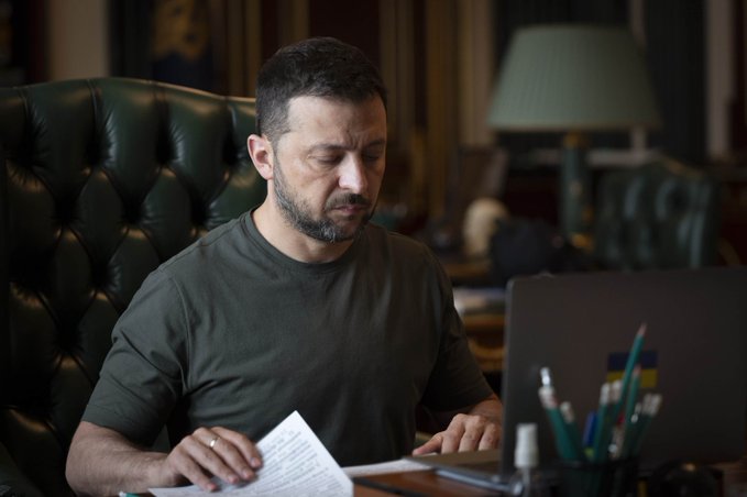 Zelenski ABS-de aparilan danisiqlarin teferruatlarini aciqlayib