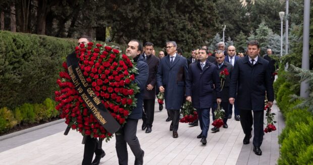 “AzerGold” QSC ve toreme sirketlerinin kollektivi Umummilli Lider Heyder Eliyevin mezarini ziyaret edib -FOTOLAR