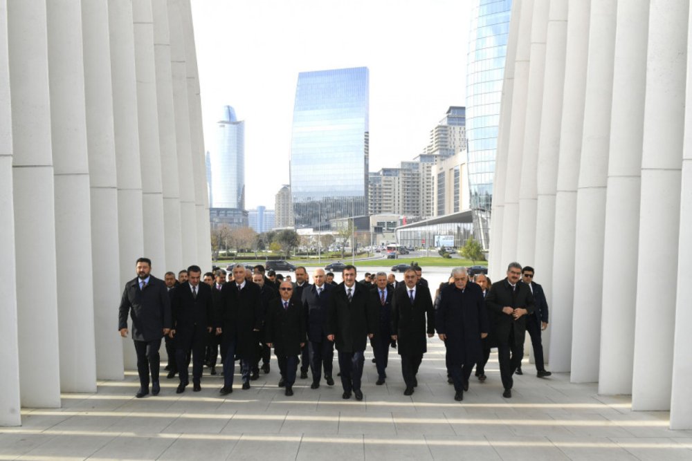 Cevdet Yilmaz Zefer abidesini ziyaret edib - FOTO