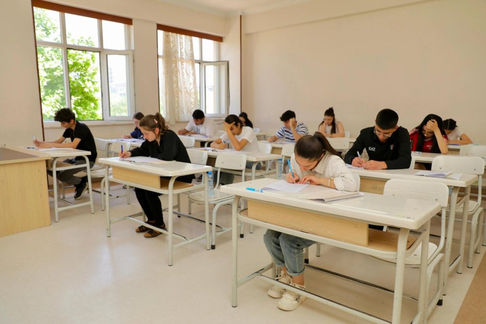 Bu il 1794 telebe Dovlet Proqrami ile xaricde tehsil huququ qazanib