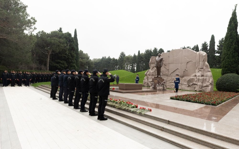 Polis emekdaslari ve Daxili Qosunlarin herbcileri Fexri Xiyabanda - VIDEO