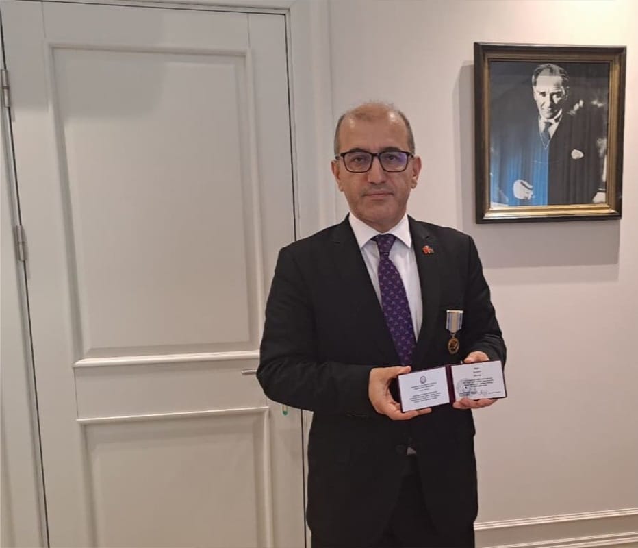 Turkiye sefirliyinin musaviri &ldquo;Azerbaycan milli metbuatinin 150 illiyi&rdquo; medali ile teltif olunub