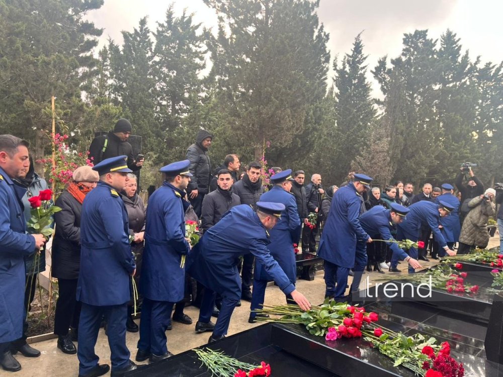 Teyyare qezasinda helak olan ekipaj uzvlerinin mezarlari ziyaret olunub