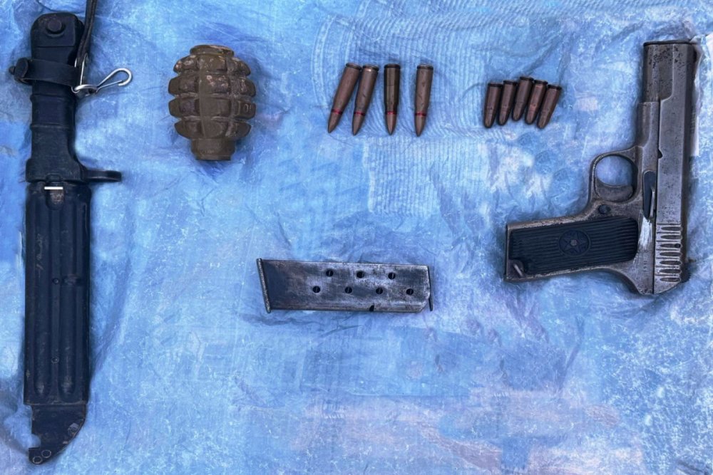 Gencede mehkumun hebsden once gizletdiyi silah askar edilib  