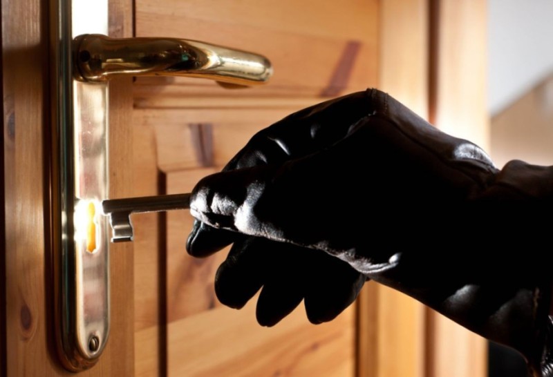 Tibb muessisesinden ogurluq etmekde subheli bilinen sexs saxlanildi