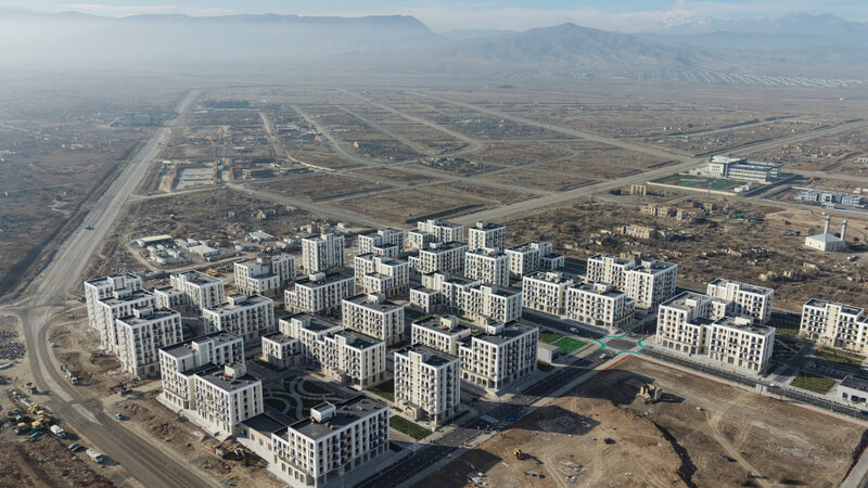 Ilham Eliyev Agdamda 2-ci yasayis kompleksinin acilisinda istirak etdi