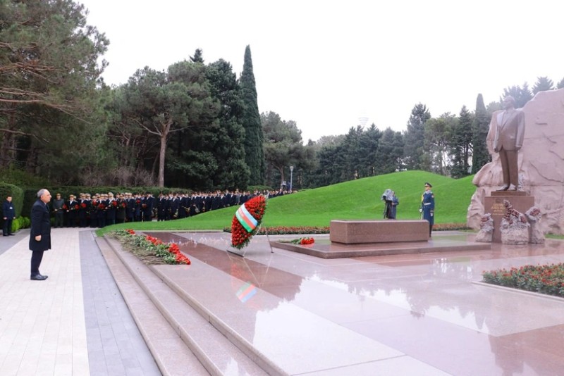 Prokurorluq emekdaslari anim gunu ile bagli Fexri Xiyabani ziyaret etdi - FOTOLAR