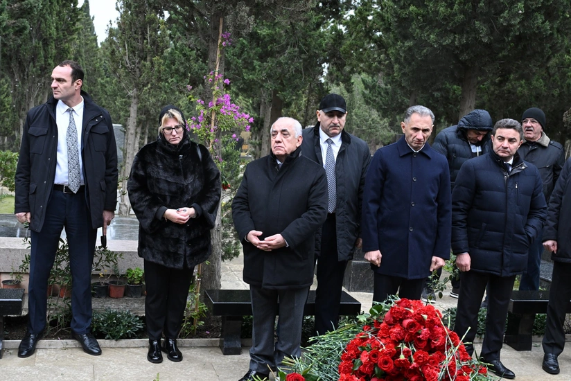 Eli Esedov AZAL teyyaresinin helak olan ekipaj uzvlerinin mezarlarini ziyaret edib