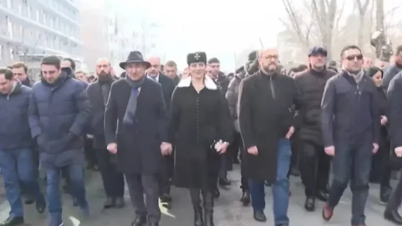 Nikol Pasinyan Irevanda komandasi ile &ldquo;dini yurus&rdquo;e basladi